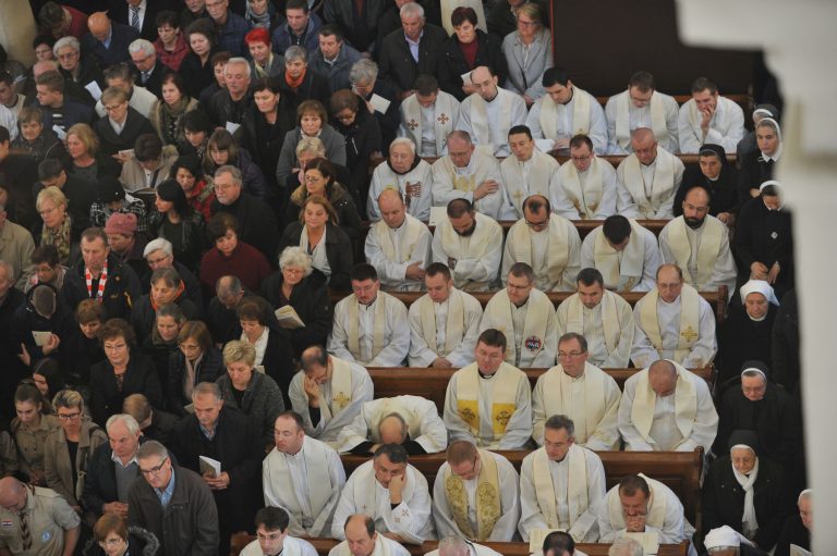 Biskupi zazivaju ukidanje zabrane vjerskih okupljanja, Božinović: Važno je da popuštanje bude usklađeno s potrebama