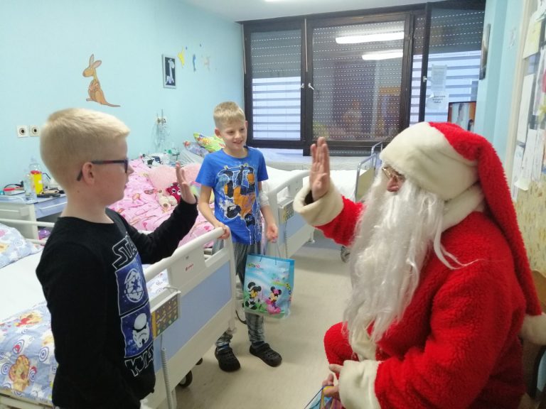 FOTO Djed Mraz obišao odjele koprivničke bolnice i punom vrećom poklona razveselio najmlađe