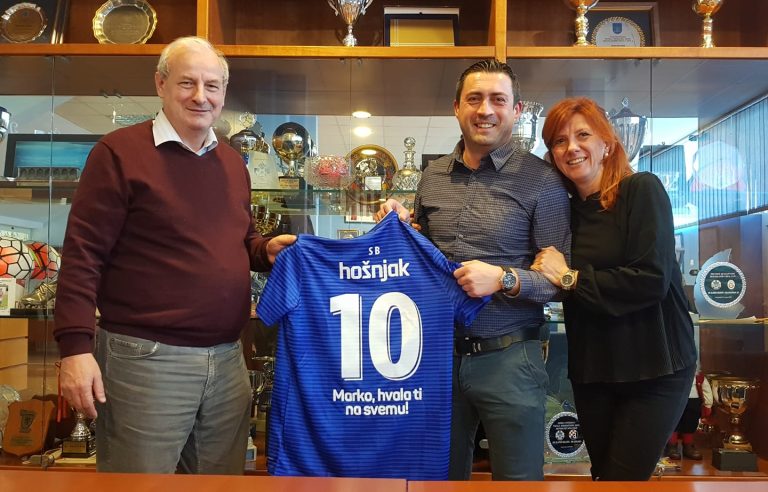 Fizioterapeut Marko Hošnjak napušta Slaven nakon 10 sjajnih godina, klub mu se zahvalio prigodnim poklonom