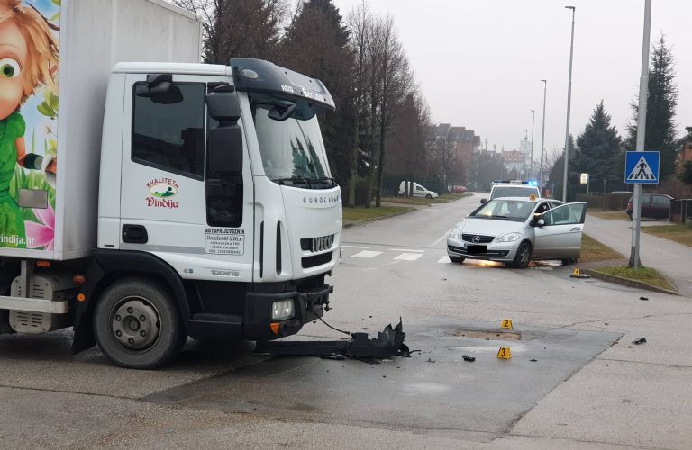 [FOTO] Sudar kamiona i Mercedesa na koprivničkom raskrižju, policija je na terenu