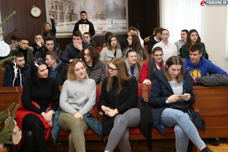 FOTO Gradonačelnik podijelio 118 studentskih ugovora, Filip Tetec: Stipendija će mi pomoći, moći ću si platiti instrukcije i skripte
