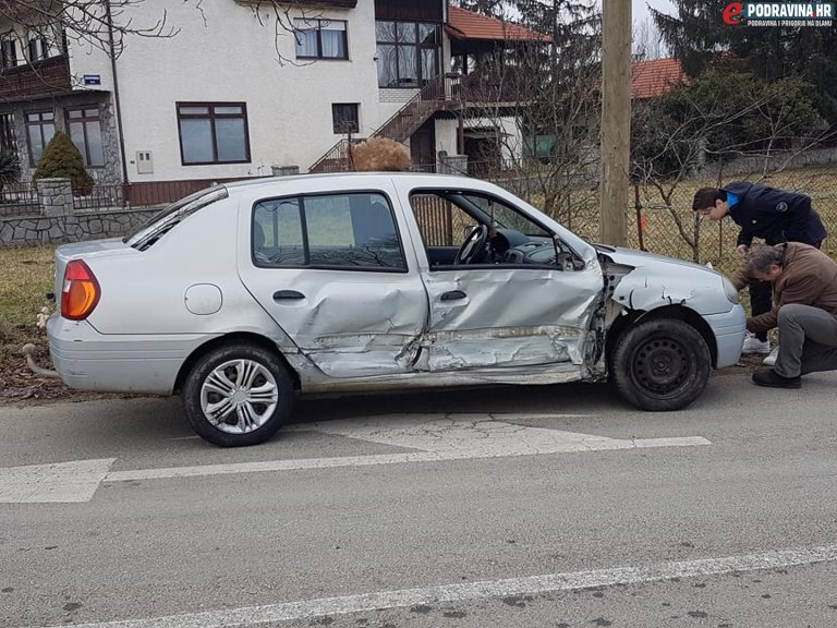 FOTO Renault razbijen u nesreći kod benzinske na ulazu u Rasinju, policija na terenu