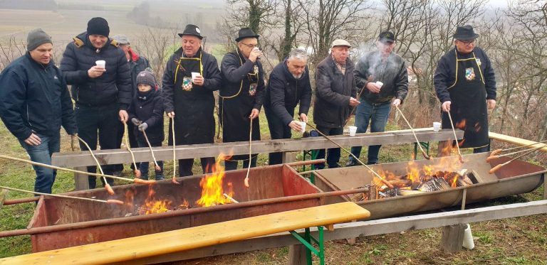 FOTO Rezidbom prvog trsa i ceremonijom proslavljeno Vincekovo, špek i kobasice obilno zalivene vinom