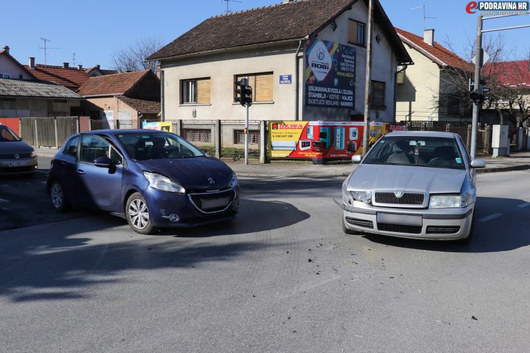 FOTO/VIDEO Sudar na raskrižju sa semaforima, Peugeot prošao kroz crveno i napravio lom