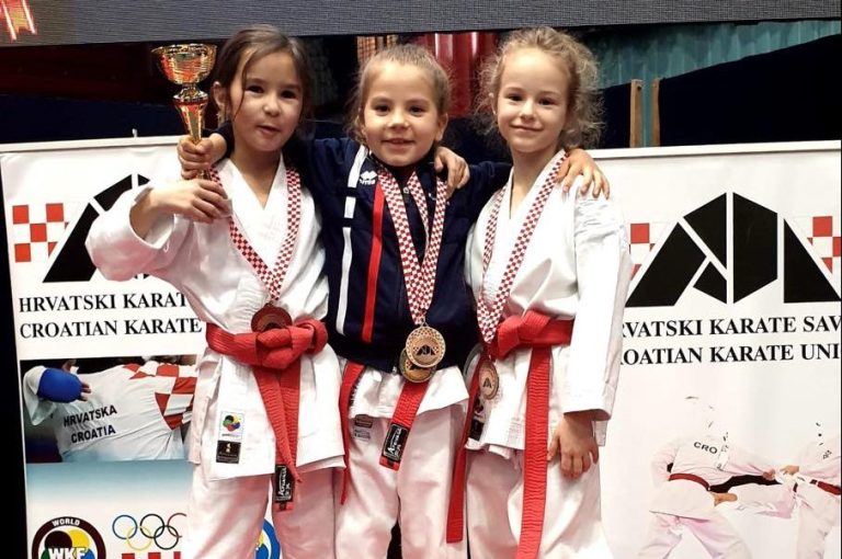 FOTO Mlade đurđevačke karatistice Nika, Petra i Ira osvojile ekipnu brončanu medalju na državnom prvenstvu
