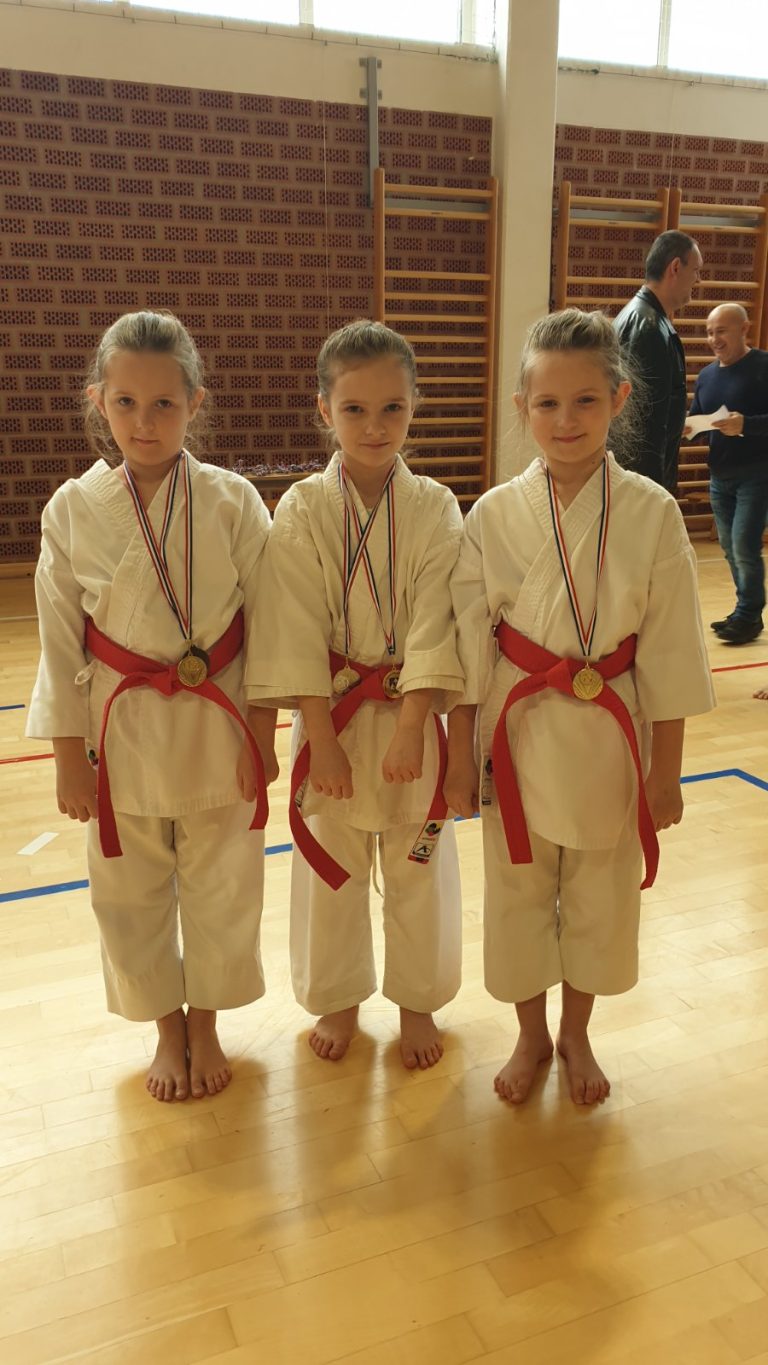 Sestre Ena i Zana Čičin-Mašansker zajedno s Teom Piljak osvojile prvo mjesto na županijskom natjecanju u karateu