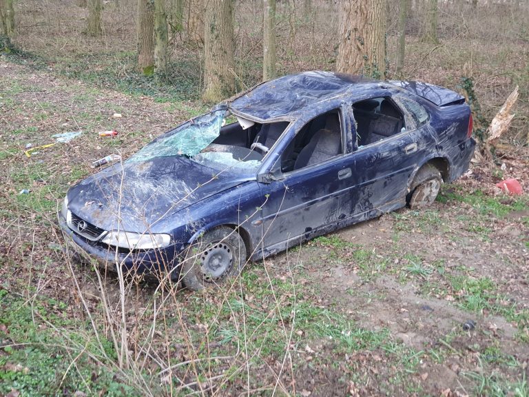 FOTO/VIDEO Navodno pijani vozač skršio Opel u jarak, centimetri ga dijelili od puno težih ozljeda