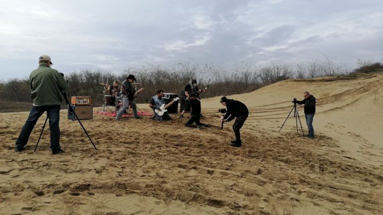 FOTO Popularni Brkovi na Dravskim peskima snimali spot za pjesmu s novog albuma, pogledajte kako je to izgledalo