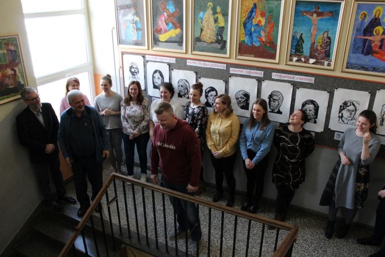 FOTO Osnovnu školu krasi hrpa linoreza povijesno važnih žena, Dimić: Ovakva se izložba može realizirati samo u Drnju