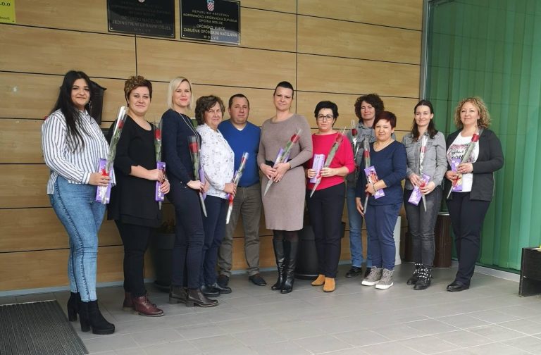 Načelnik općine Molve Zdravko Ivančan ženama uz čokolade i ruže čestitao njihov dan