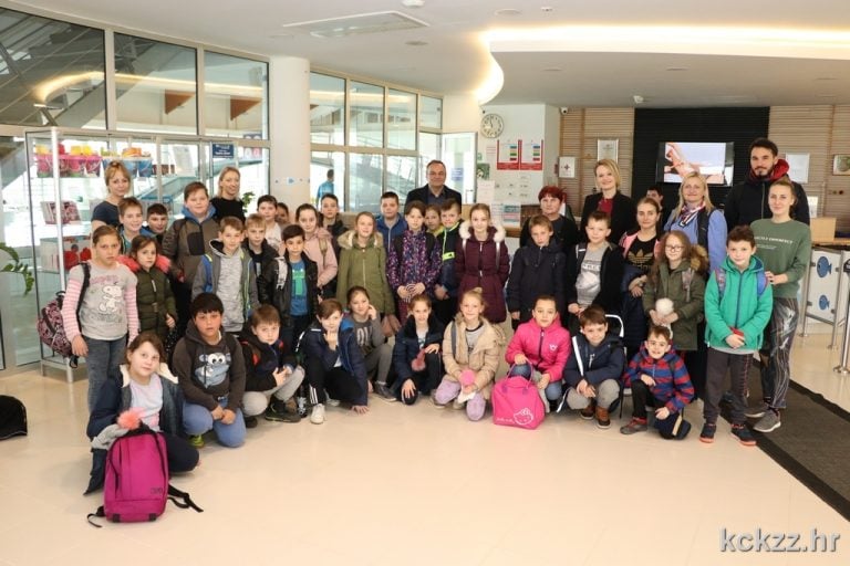 FOTO Kloštranski osnovnoškolci proveli petak na Cerinama u Školi plivanja, posjetio ih dožupan Ljubić