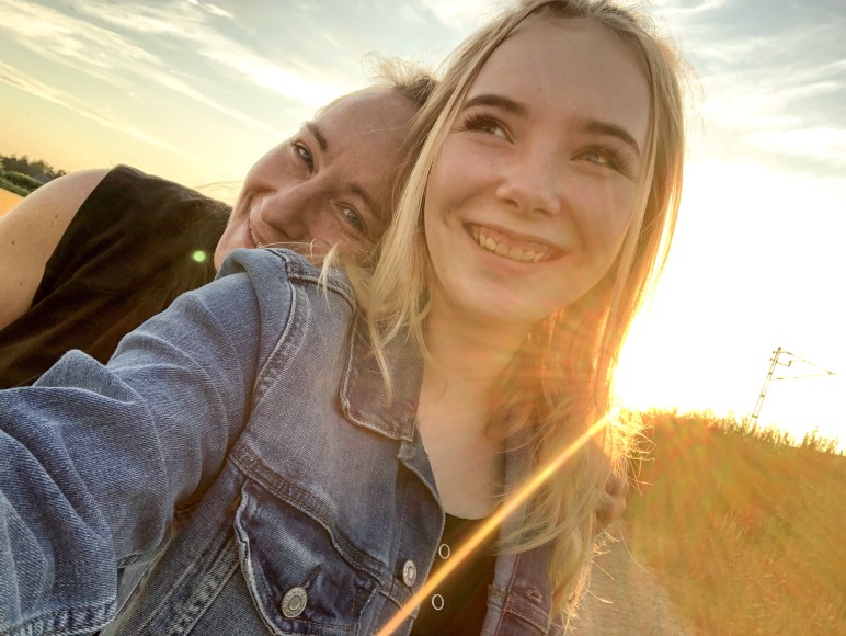 mother and daughter selfie during sunset t ywzZXR