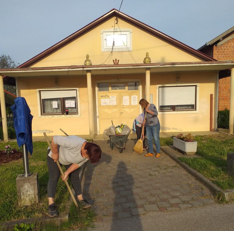 FOTO Vrijedne mještanke uredile prostor ispred društvenog doma u naselju Goričko