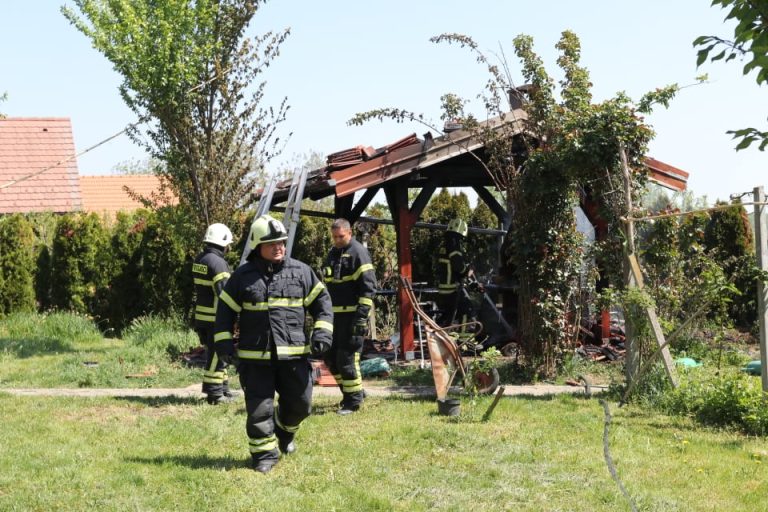 FOTO/VIDEO Vatrogasci pohitali na rub grada, gori u dvorištu obiteljske kuće