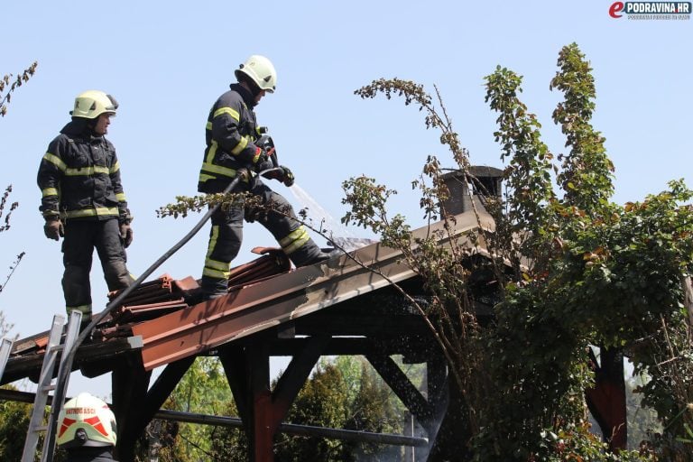 FOTO/VIDEO Krenuo pripremati roštilj pa zapalio cijelu drvenu sjenicu u dvorištu