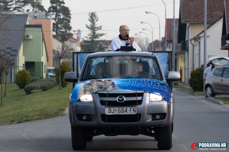 FOTO/VIDEO Molvarski župnik Zdravko Tuba iz automobila posvećivao hranu, mještani ga dočekali s bogatim košarama