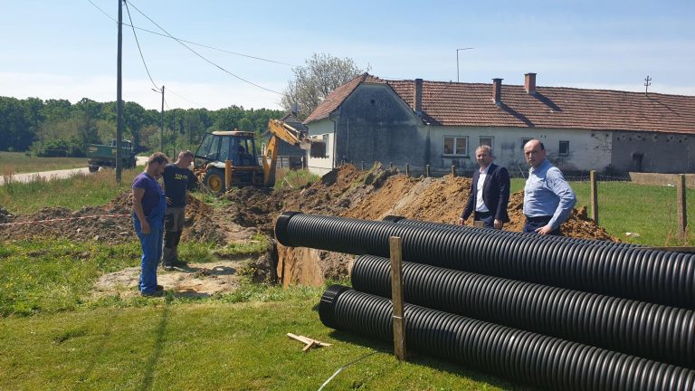 FOTO Nastavljeni radovi na izgradnji sustava odvodnje u naselju Jeduševac