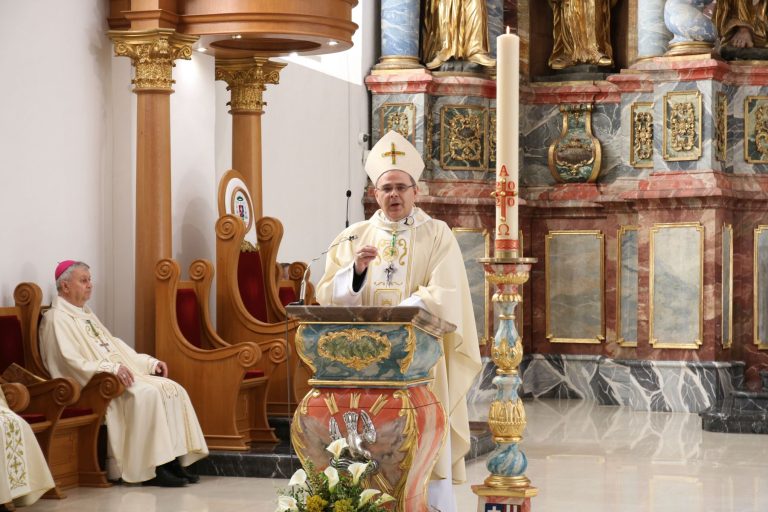 FOTO/VIDEO Varaždinski biskup Bože Radoš pred praznom katedralom poslao čestitku i uskrsnu poruku