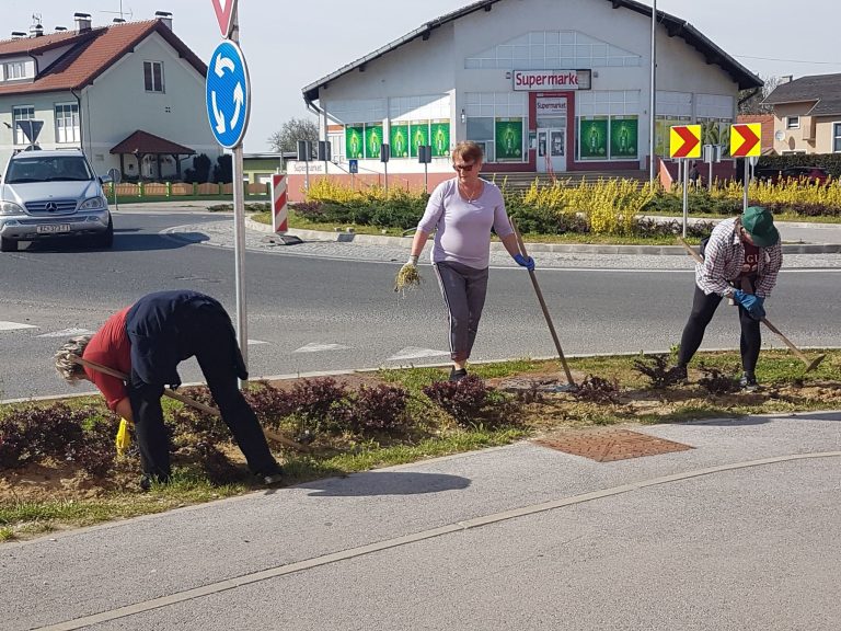 Šarenilo cvijeća uljepšalo je centar Kloštra Podravskog