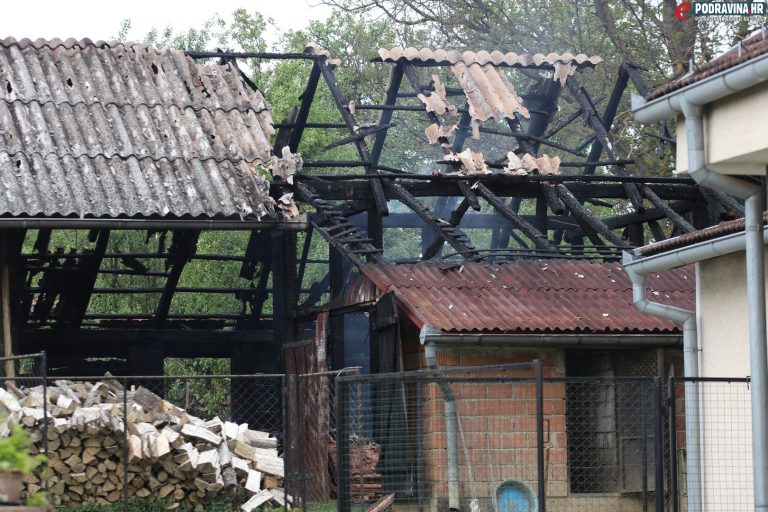 [FOTO] UPRAVO Izbio je požar na štaglju u dvorištu obiteljske kuće u Velikoj Mučnoj, vatrogasci na terenu