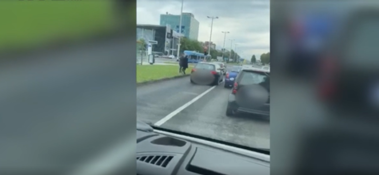 VIDEO Šokantne scene, bijesna tučnjava nasred ceste, tukli se šakama i divljali automobilima