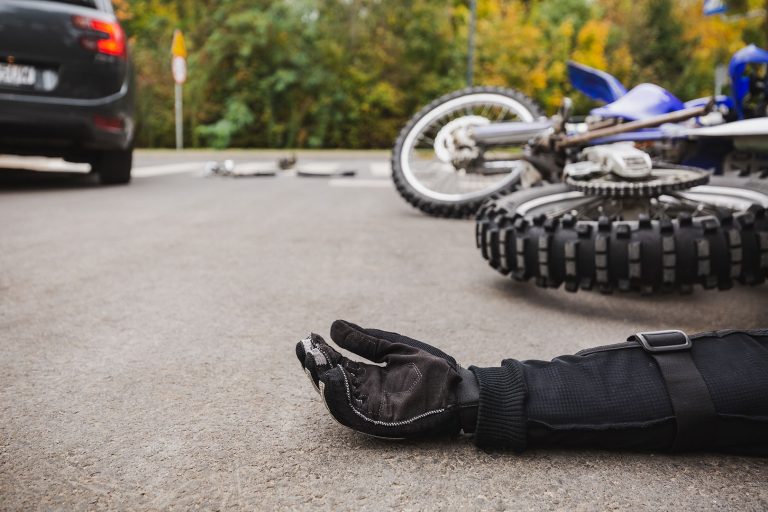 Podravska gospođa (67) zanemarila znak stop, izletjela na glavnu cestu pa na nju naletio pijani motociklist