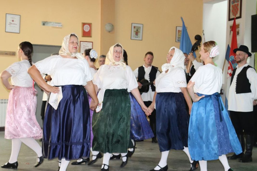 FOTO Folkloraši i tamburaši iz Delova razveselili Udrugu žena Herešin svojim programom