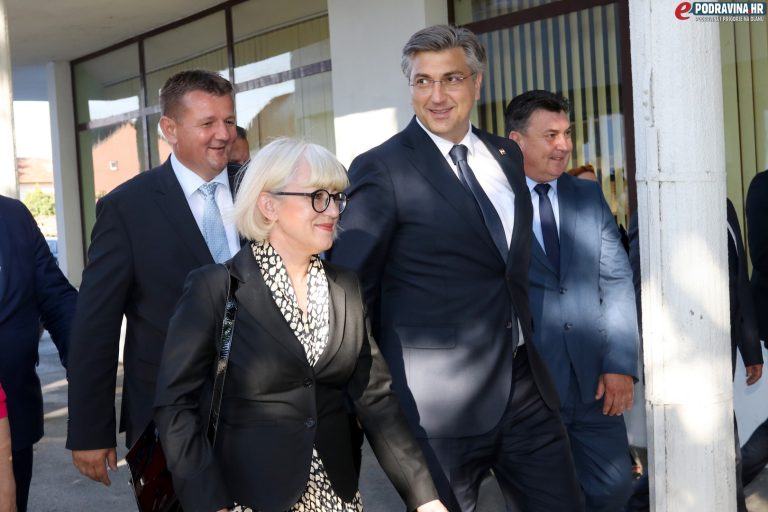 FOTO/VIDEO Premijer Plenković, brojni ministri i ostali cijenjeni gosti stigli u Pitomaču na svečanu sjednicu, dočekao ih načelnik Grgačić
