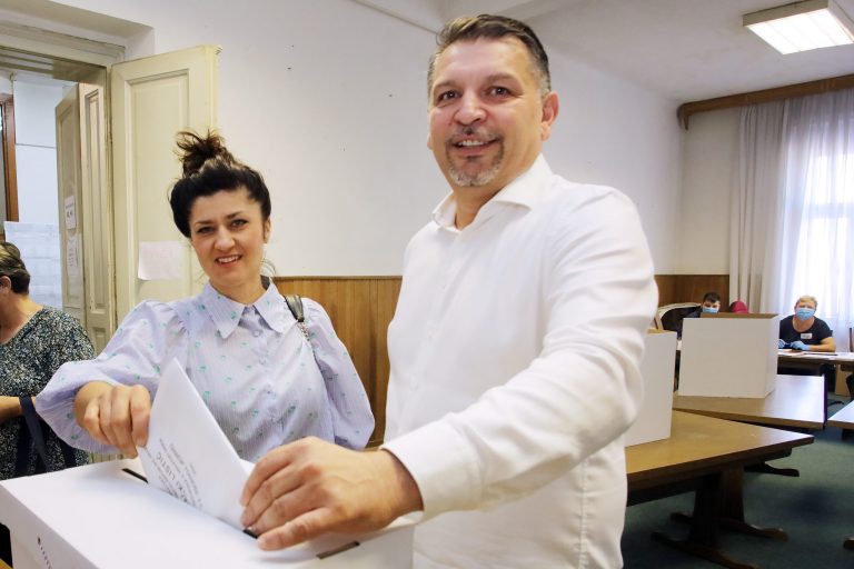 Birališta su otvorena, Željko Lacković glasao u pratnji supruge