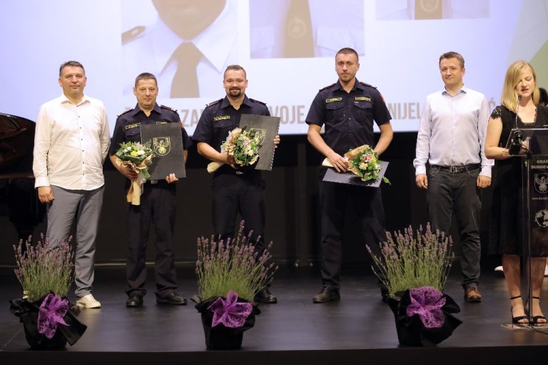 Tri hrabra vatrogasca nagrađena su Poveljom Grada Đurđevca za spašavanje psa iz cijevi