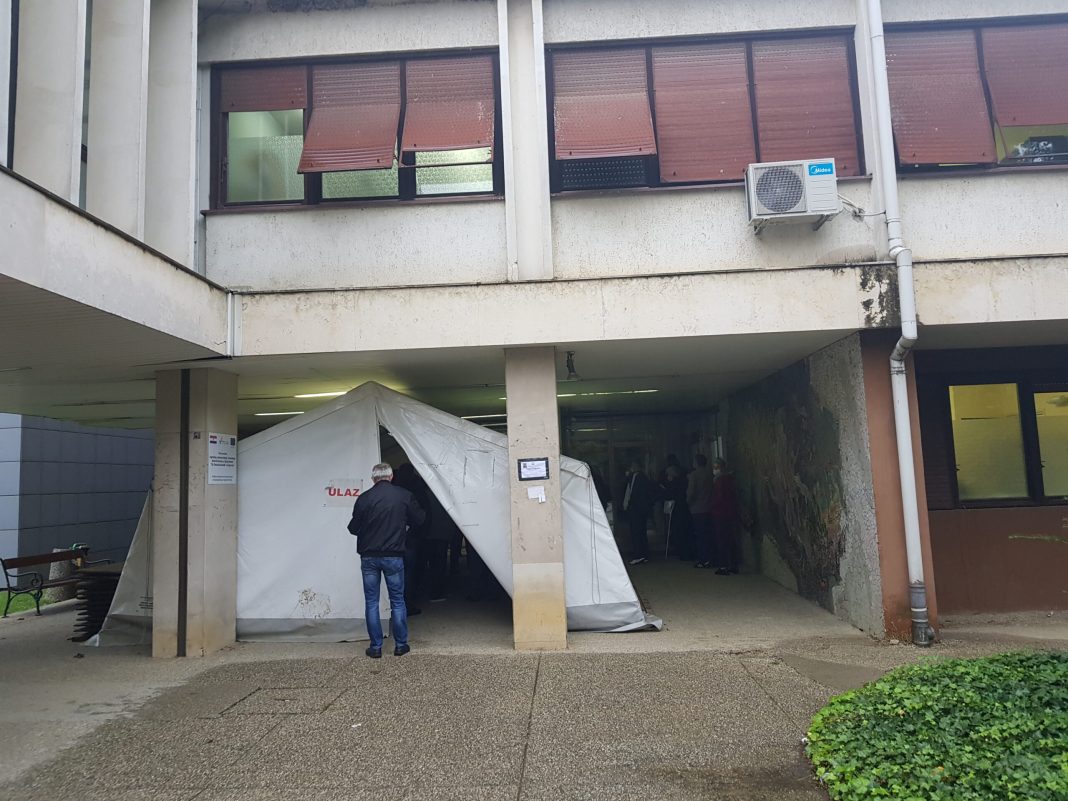 Trijažni šator ispred ulaza u koprivničku bolnicu