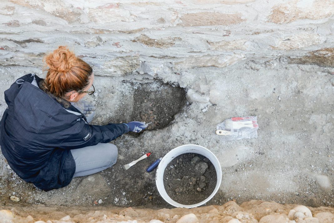 Arheologinja Jelena Koprek istražuje grob broj   scaled