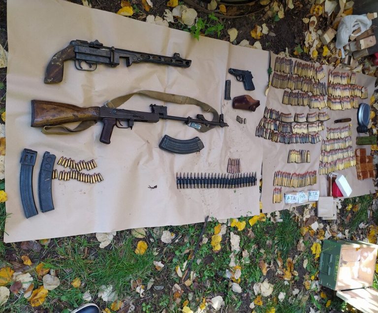 SKUPLJAO ZA CRNE DANE Đurđevčanin predao stotine i stotine komada streljiva, revolver, dijelove za pušku…