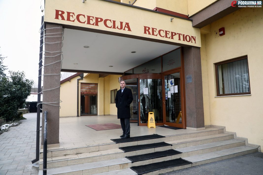 Rudolf Radiković ispred Hotela Picok