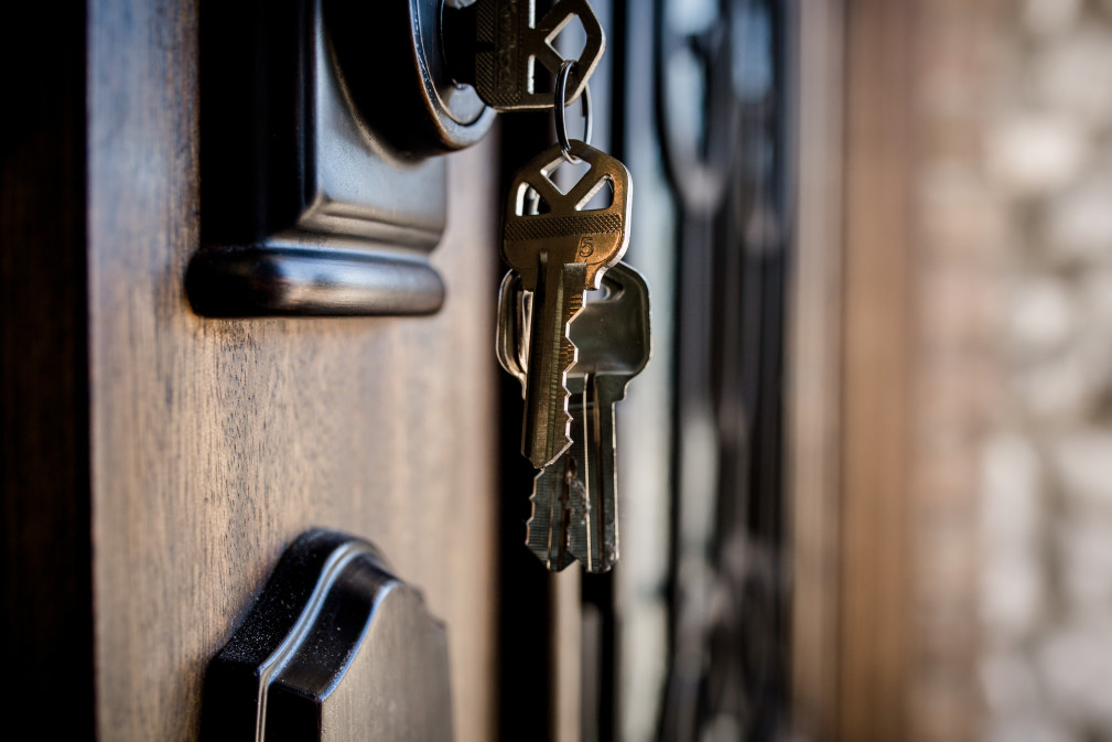 house key lock home keys wooden door front door realty locks and keys home security house keys t aGk