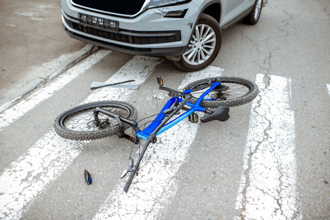 Ilustracija prometne nesreće između automobila i bicikla