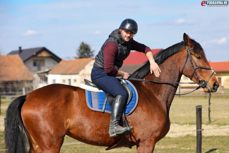 FOTO/VIDEO Ivan je licencirani jahač: Ljubav prema konjima naslijedio sam od pradjeda i djeda, a želja mi je uzgojiti sportskog konja svjetske klase