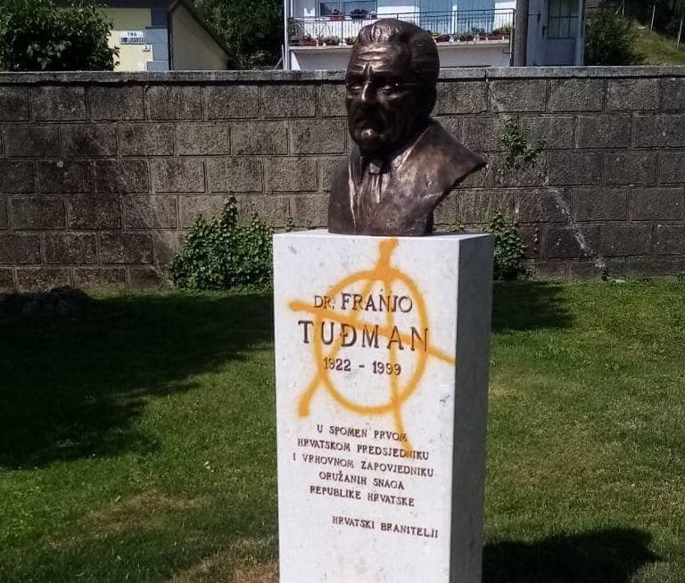 Prešaran Tuđmanov spomenik