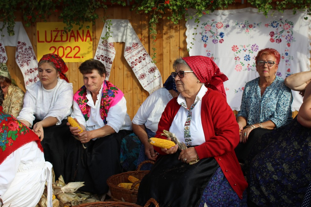 Guščarice u Grabrovnici kroz Lužđanu oživjele tradicijske običaje lušćenja kukuruza