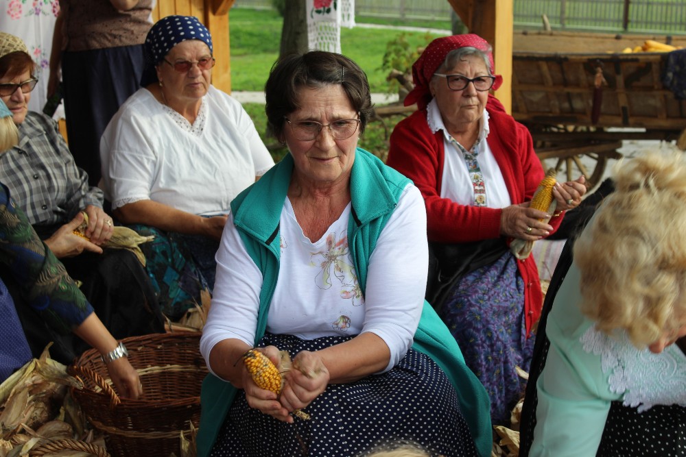 Guščarice u Grabrovnici kroz Lužđanu oživjele tradicijske običaje lušćenja kukuruza