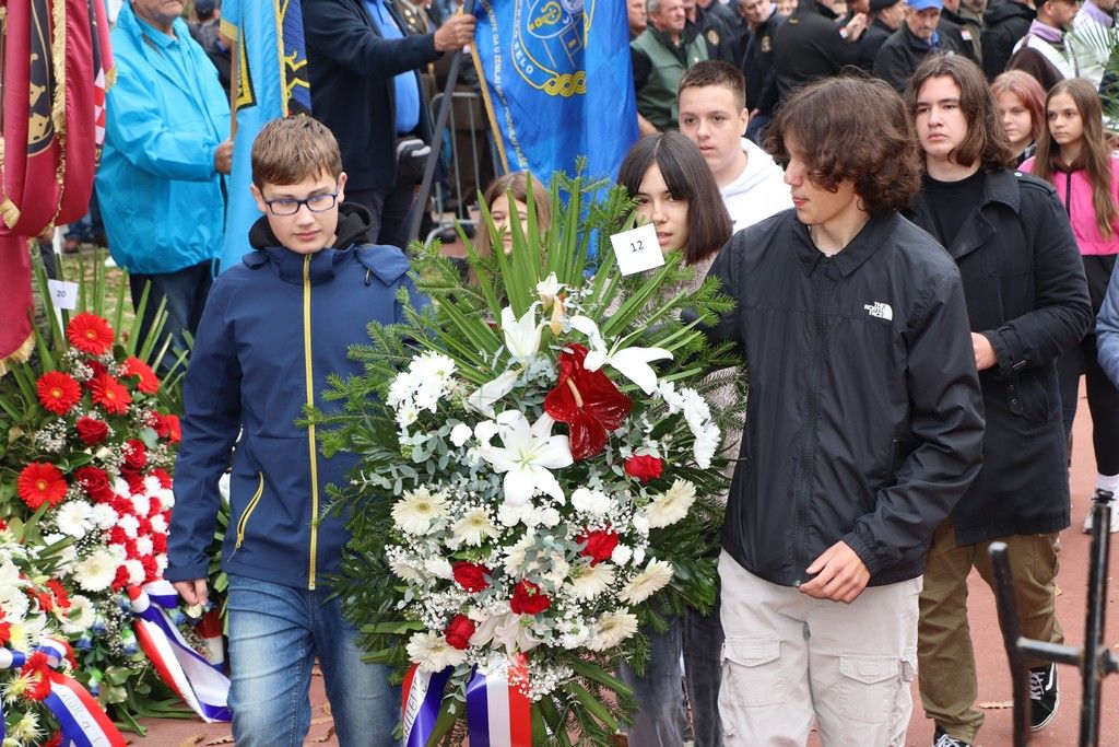 Na komemoraciji kod spomen-obilježja Trokut-Novska sudjelovali učenici OŠ “Antun Nemić Gostovinski”