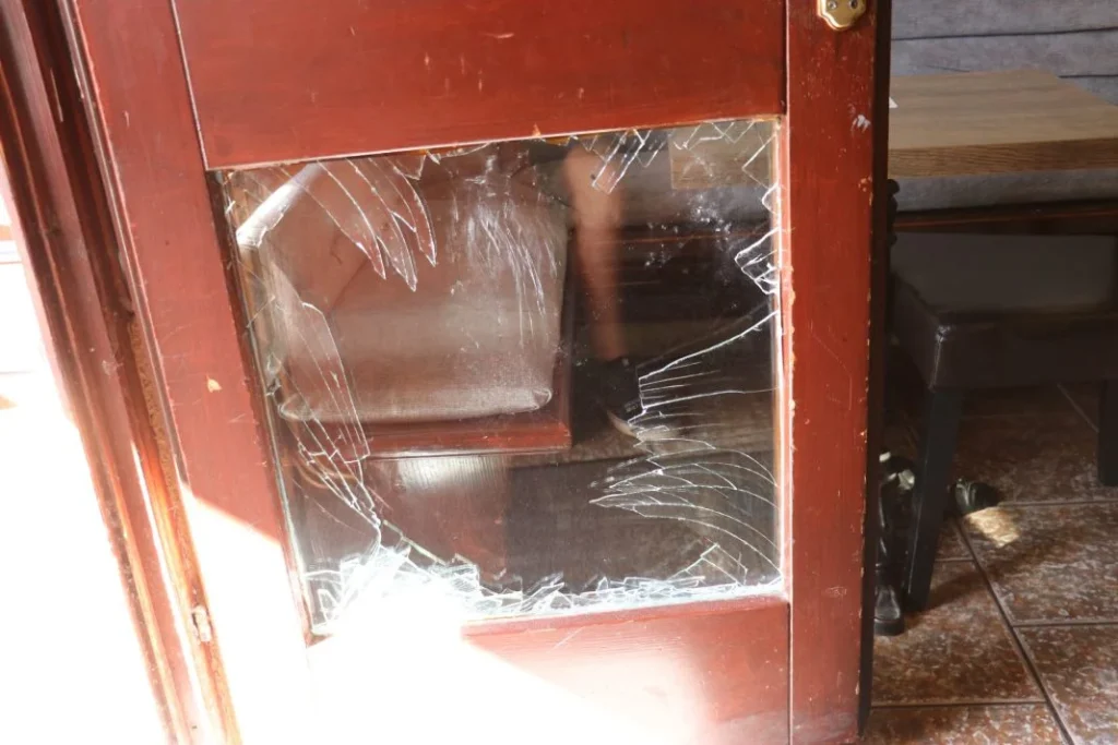 razbijena vrata kafića