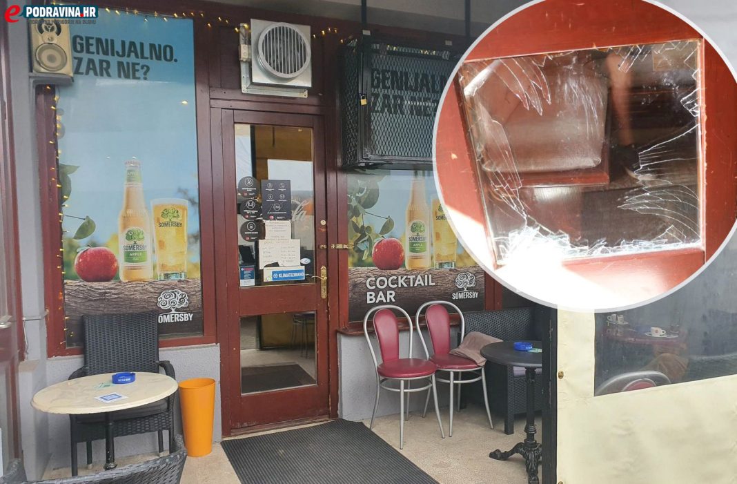 Cocktail bar u Koprivnici. U krugu: razbijeno staklo na vratima kafića iz srpnja 2022.