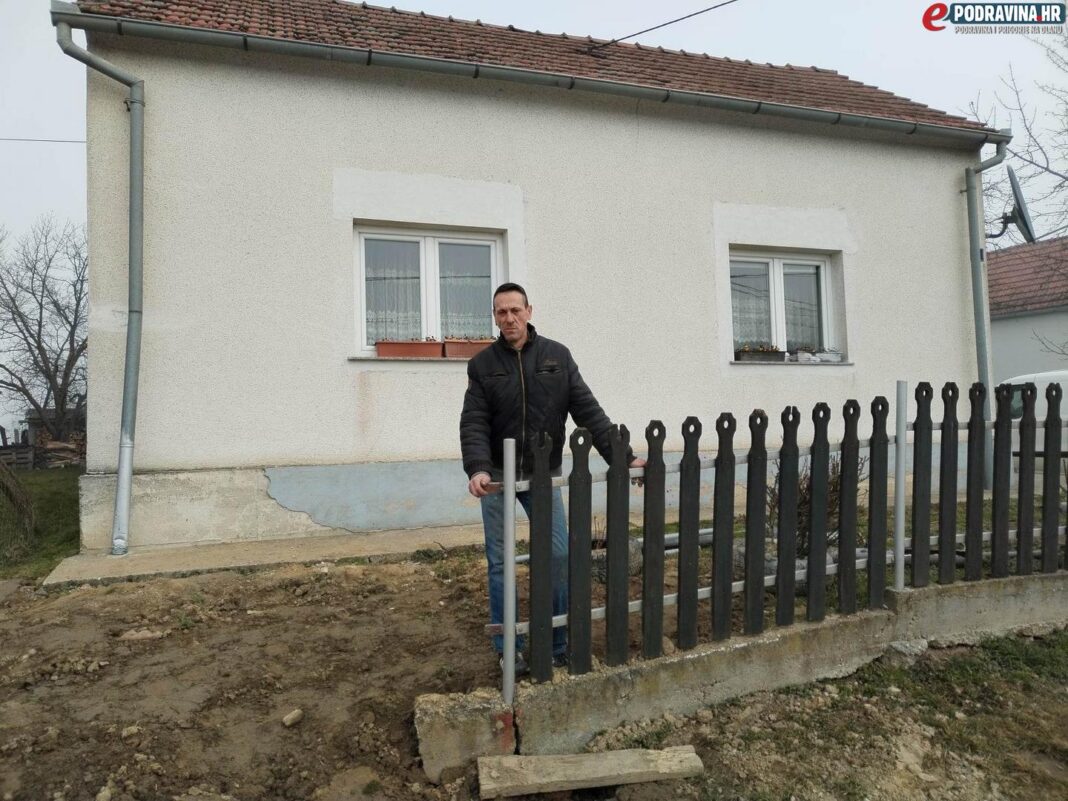 Vladimir Ćirković ispred kuće
