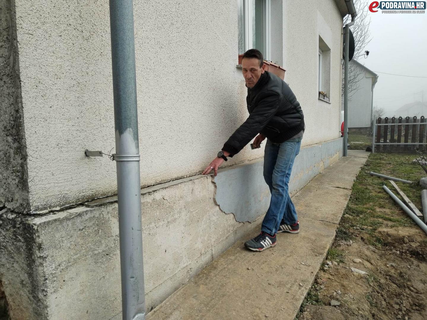 Vladimir Ćirković pokazuje oštećenja na kući, Subotica Podravska