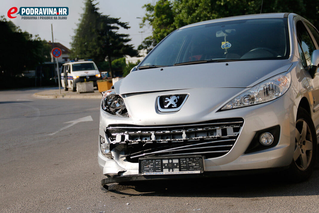 Peugeot s razbijenim prednjim branikom na cesti, Ilustracija