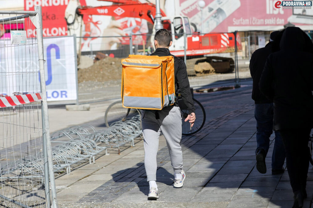 Dostavljač hrane na trgu u Koprivnici