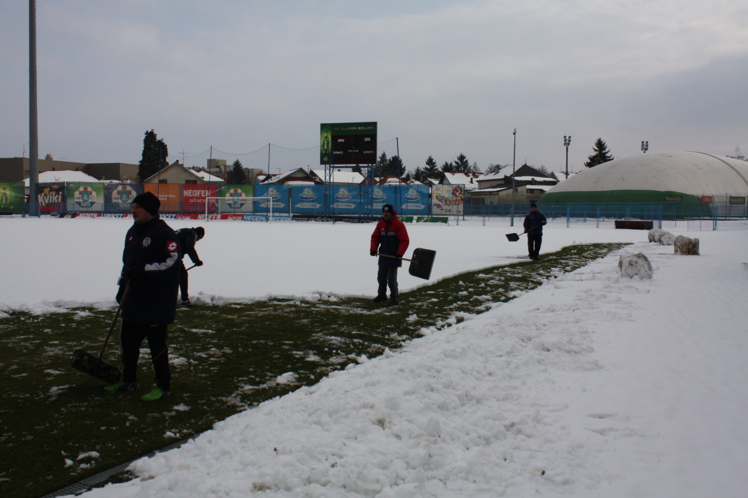 Čišćenje snijega sa stadiona