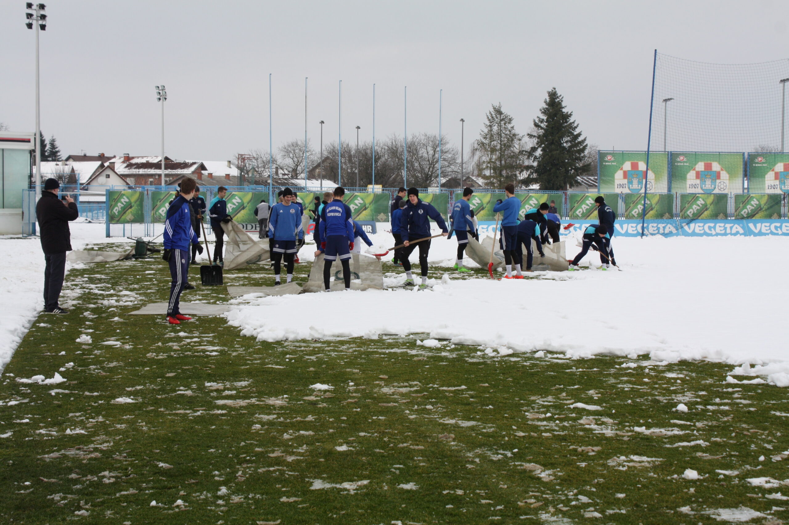 Čišćenje snijega sa stadiona