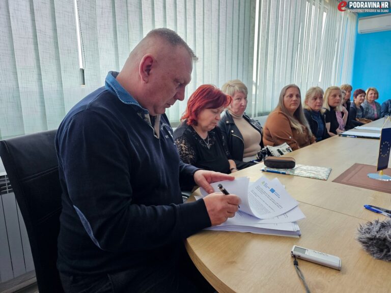 FOTO Načelnik Siniša Pavlović potpisao ugovore o pružanju pomoći u kući, 20 gerontodomaćica će brinuti o 120 starijih i nemoćnih osoba